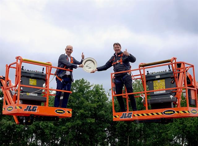 Riwal's Pedro Torres with JLG's Karel Huijser