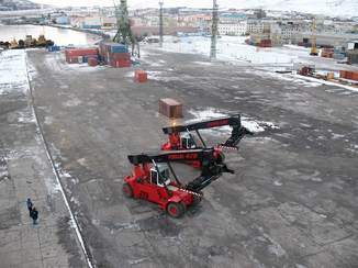 The two F478 reach stackers working at Pevek.