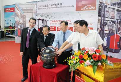 Linde (China) holds a ceremony to launch its new electric reach truck.