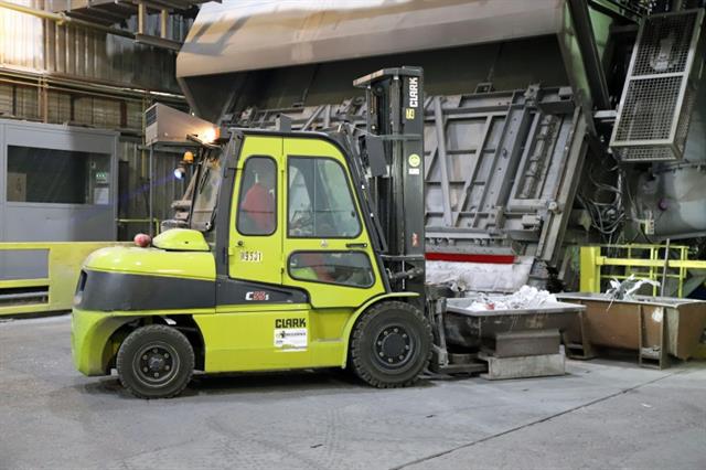 After the Clark forklift has removed the dross from the furnace, it has to remove the collection containers with the dross.