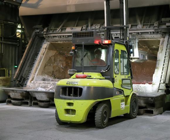 Clark has enclosed all heat-sensitive components and also the air conditioning system to protect against the effects of heat. The windshield has been fitted with additional heat-resistant glass to prevent it from cracking.