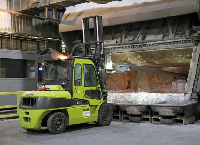 The forklift is equipped with a rotating 5-metre long mandrel, at the end of which there is a scraping device with which the forklift removes the dross. The truck is exposed to very high temperature around the clock.