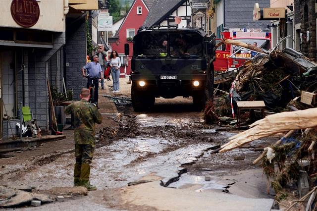 German military forces provide emergency services in Altenahr. PHOTO: PICTURE ALLIANCE/DPA