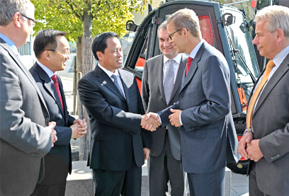The mayor of Xiamen, China, visits Linde executives in Aschaffenburg, Germany.