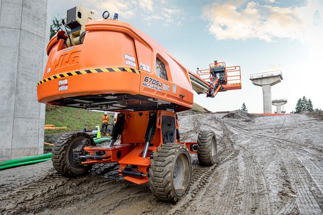 JLG670SJ self-levelling boom lift