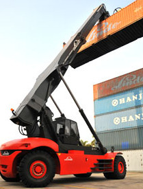 Linde (China) celebrates the production of its 100th reach stacker.