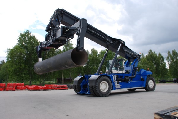 Cargotec is supplying reach stackers with pipe-handling attachments to NorSea AS.