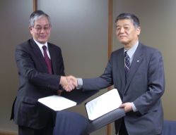 (L-R) Masakatsu Hioki, senior executive officer, Komatsu Ltd; and<br />Masato Kitani, executive director, Institute of National Colleges of Technology, Japan.