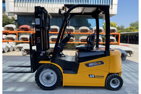 V Series Lithium-Ion Counterbalance Forklift from UN Forklift