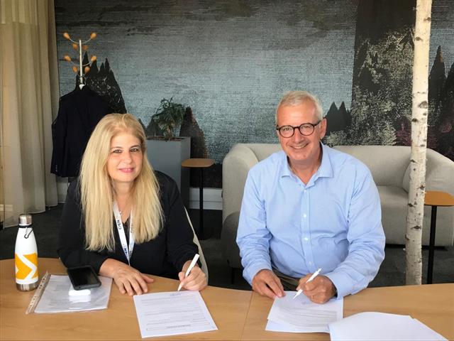 Hila Yochanan (Avi Cranes) and Patrick Murris (Haulotte) sign the distribution agreement