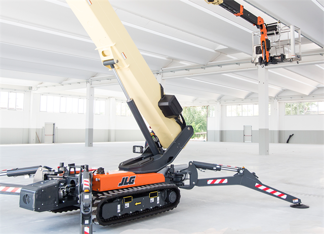 JLG combines a lithium ion battery pack with a diesel engine