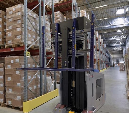 A Cascade Single-Double and Lift-Tek Mast make a productive warehouse pairing.