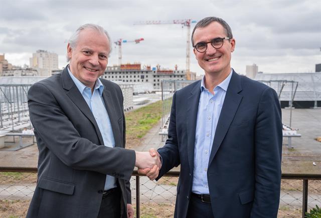 Michel Denis (Manitou) and François Renault (Kiloutou) agree to electrify telehandlers. Photo: Hugo Zangl