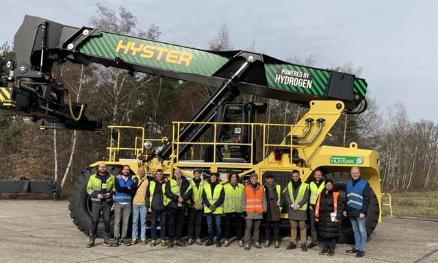 Port of Valencia representatives with the H2Ports hydrogen reachstacker