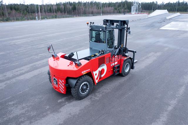 Kalmar receives first heavy electric forklift