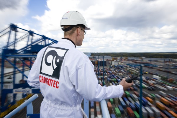 Cargotec's new logo is displayed on the back of this staff member's uniform.