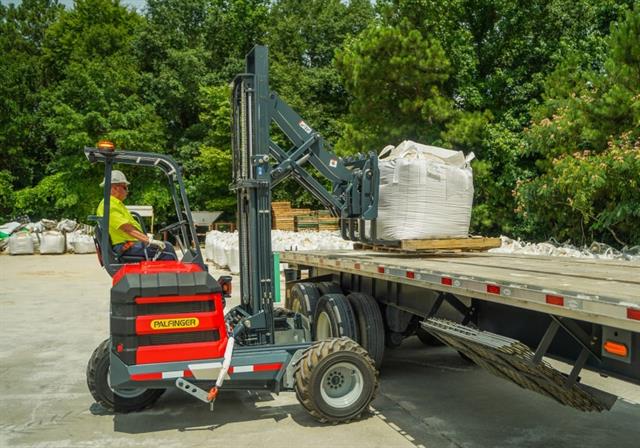 The PALFINGER FHS Reach System provides operators with unparalleled lifting control and accuracy when loading and unloading cargo.