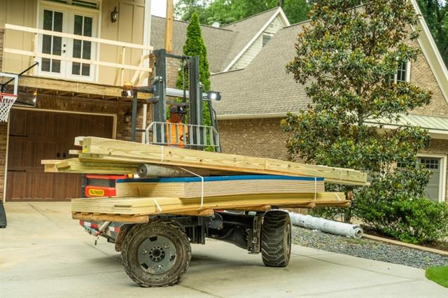 The PALFINGER FHS 55 4W allows delivery of long loads such as limber through narrow roads and tight spaces.