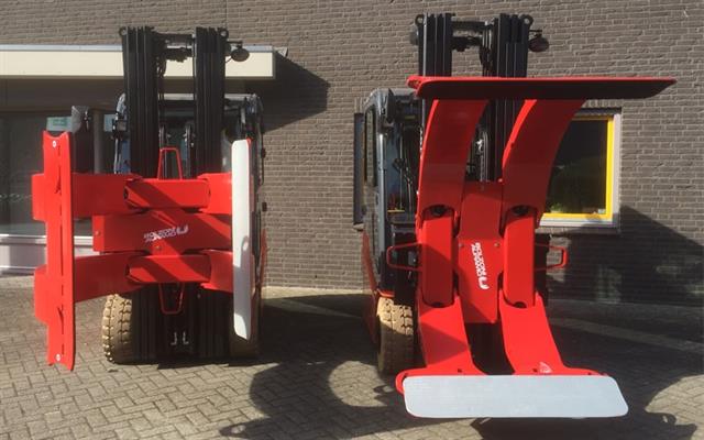 Tissue paper roll clamp has special wide contact pads, to ensure perfect distribution of the clamping pressure.