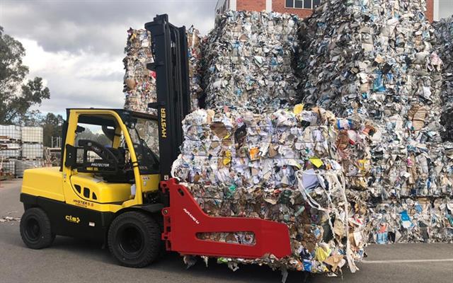 The AURAMO B-W model has a strong double T-profile frame and robust arms with gripping steel rods.