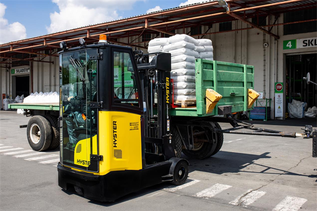 The new Hyster reach truck models feature super elastic tyres
