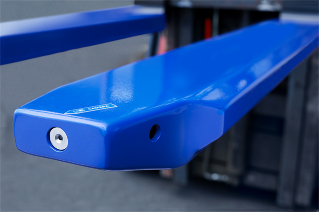 Equipped with a camera in the fork tip, ManuTel transmits clear images of the goods being handled to the driver