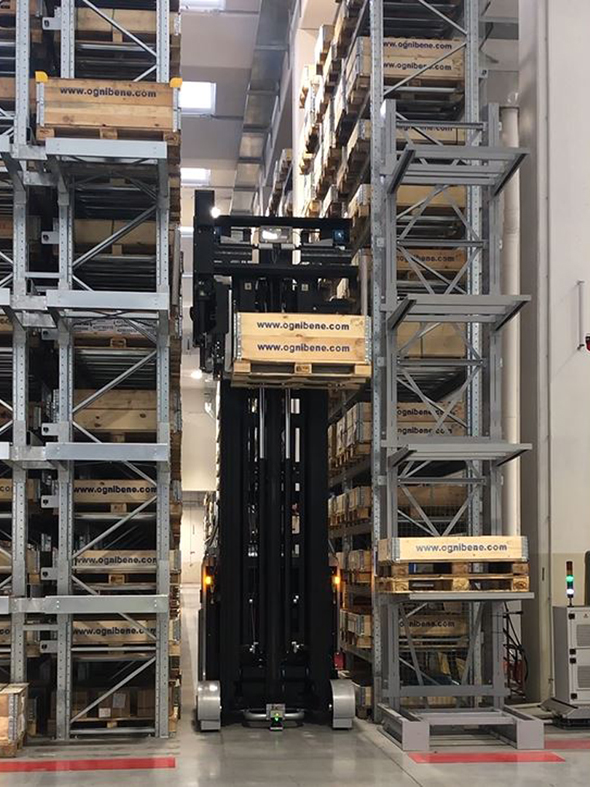 Trilateral heads can load and unload racks on the left and on the right of the aisle, without the truck having to turn in the aisle