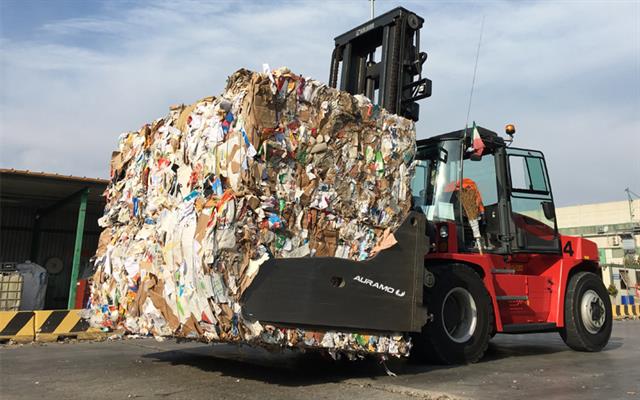 Auramo bale clamp Series BC-W is a range of bale clamps for handling waste bales inside the recycling plant.