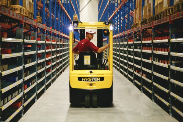 A Dutch magazine praises the new Hyster J1.6XNT for its compact design.