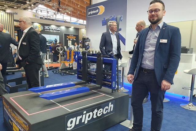 On day one, Niels Mohsmann stands proud at the Griptech stand with their KOOI® ReachForks fork extenders.