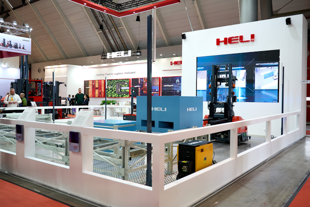 On day one at LogiMAT HELI treats onlookers to a live demo of their i Series AGV products.