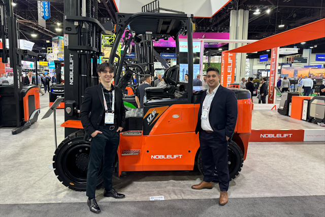Chicago based Noblelift dealer Easy Street having fun checking out new developments in the Noblelift range.