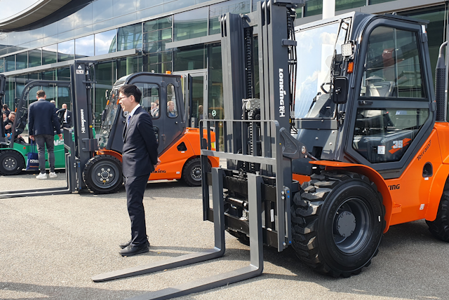 Lonking rought along a range of their forklifts for LogiMAT visitors to inspect.
