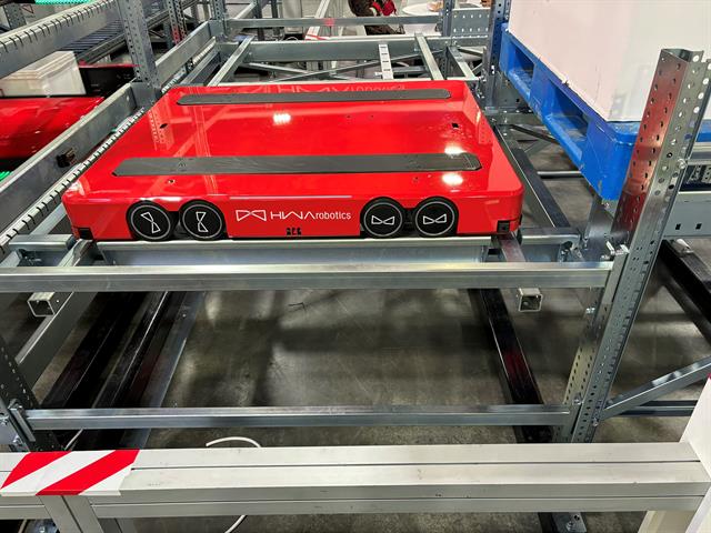 The FPSS1500 pallet shuttle is available in two models, one for ambient environments and one for cold environments