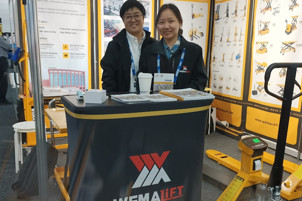 Wemalift President Zhang Yayun and Vice Geneal Manager Wendy Yu at CeMAT Australia