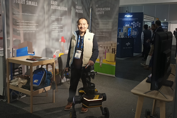 CTO Mr. Yi Chu invites visitors to discover how robotics and AI can help achieve faster order fulfillment.