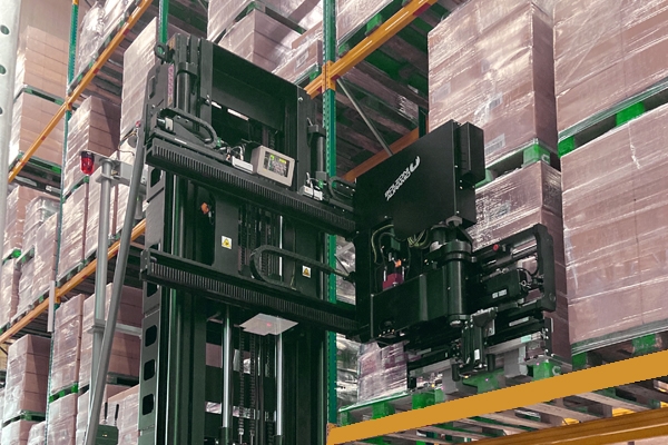 Bolzoni electric-driven trilateral head for AGV: thanks to a 180-degree head rotation it perfectly suites material handling requirements in VNA (Very Narrow Aisle).