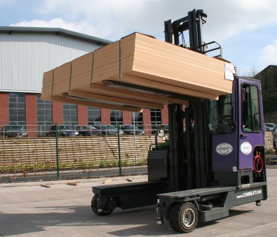 Oversized loads no problem with Combilift and KOOI-Reachforks<sup>®</sup>