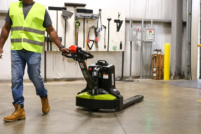 The WPL33 electric pallet jack
