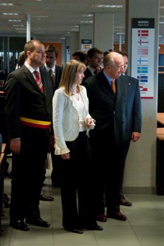 Waregem's mayor, TVH's Ann Thermote and King Albert II