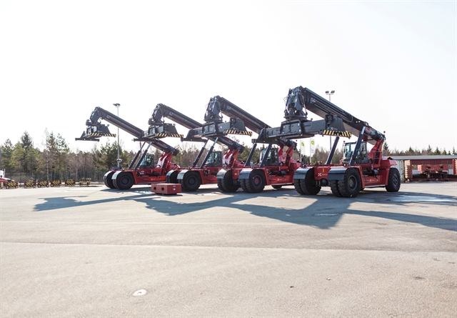 Tenerife terminal order reachstackers