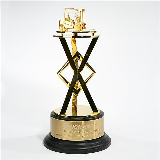 The Golden Gabelstapler awarded to Montréal Hydraulique 04 by Jungheinrich.