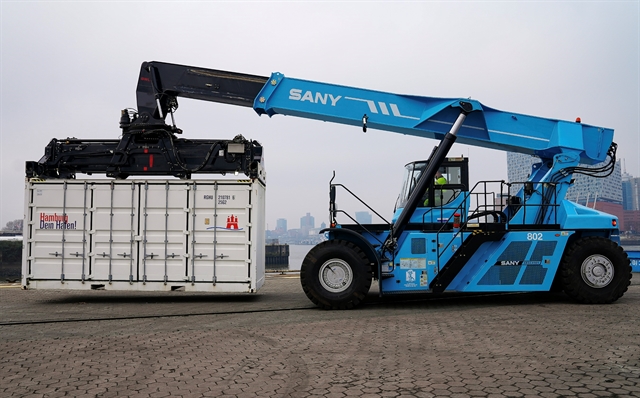Port of Hamburg to introduce electric reachstacker