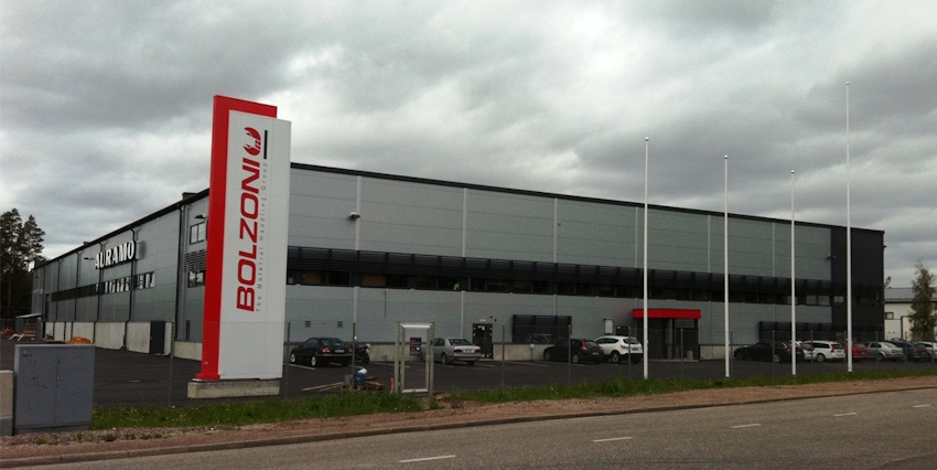 Auramo OY, located in Järvenpää, 40 km North of Helsinki, with a building size of 5.500 sqm (59,200 sq.ft), is highly specialized on forest products handling.