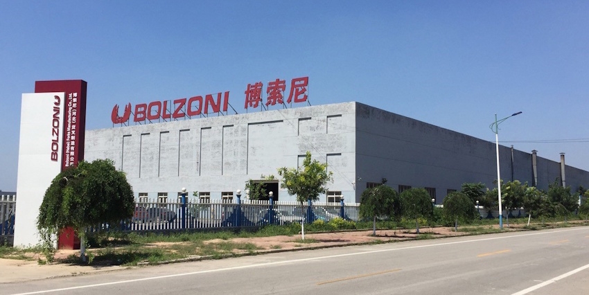 Bolzoni (Hebei) Forks Manufacturing Co., Ltd. is located in Longhua Town. On a building size of 16.300 smq (175,500 sq.ft), the factory has highly automated fork production processes.