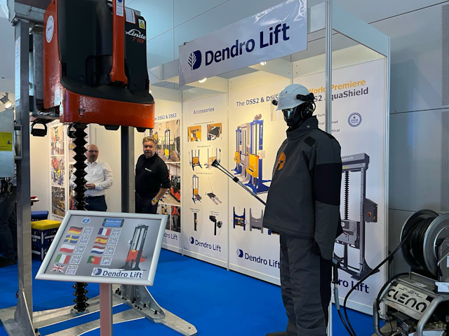 Visitors to the Dendro Lift stand could see their DSS2 Stacker Lift in the flesh.