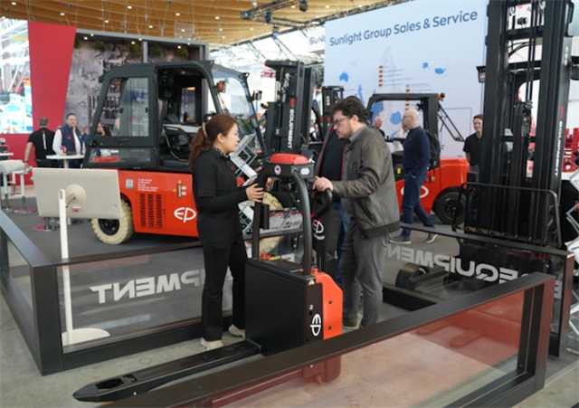 EP's first day got off to a great start, with the team on hand to take visitor's through a range of equipment from high voltage forklifts to AMR solutions.