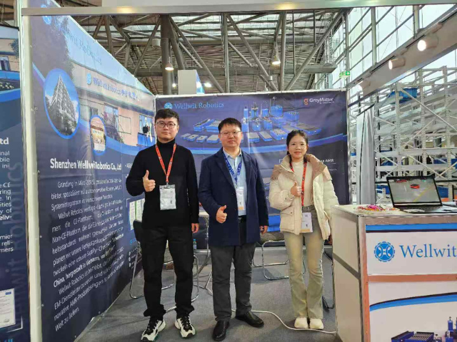 Wellwit Robotics, one of the largest AGV AMR OEM & ODM manufacturers in China, takes a moment to pose for a team photo.