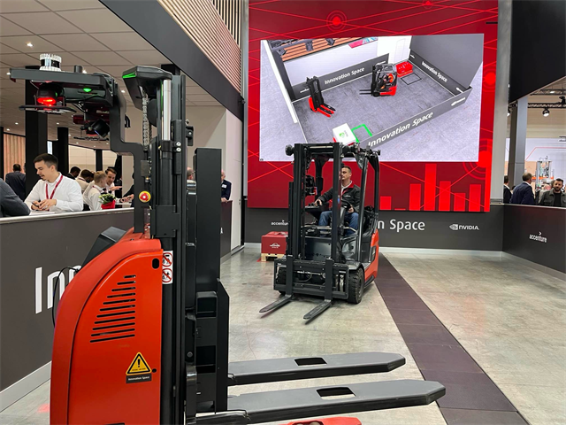 Courtesy of the collaboration between Linde MH, NVIDIA & Accenture: visitors saw a glimpse of the warehouse of ‘tomorrow’ with manual and automated industrial trucks working together, orchestrated by AI technology.