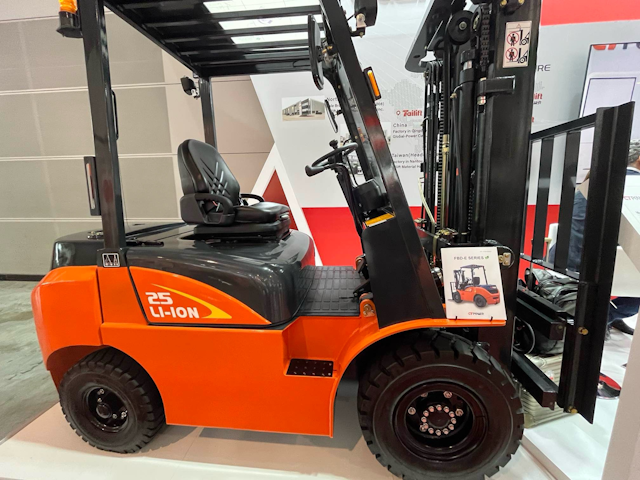 Tailift is back at LogiMAT after six years. The company shows off its CT Power brand electric forklift to the European market.